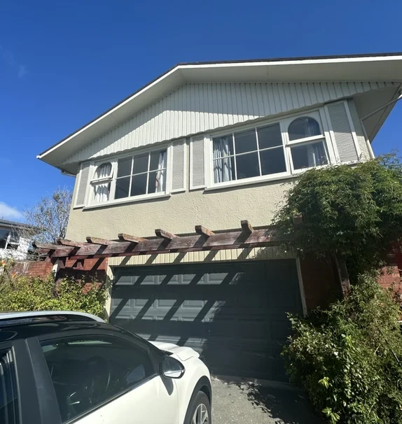 Walking distance to Canterbury University and Education Institute of Canterbury. Located at Rutherglen Ave, Ilam.