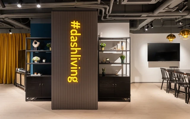 DASH LIVING ON HOLLYWOOD 0