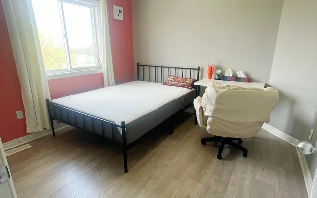 滑铁卢近学校新装修house出租 2