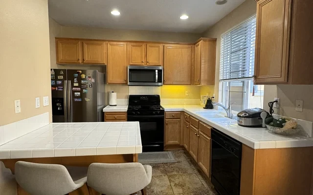 尔湾2b2.5b condo 带2车位车库和drive way 1
