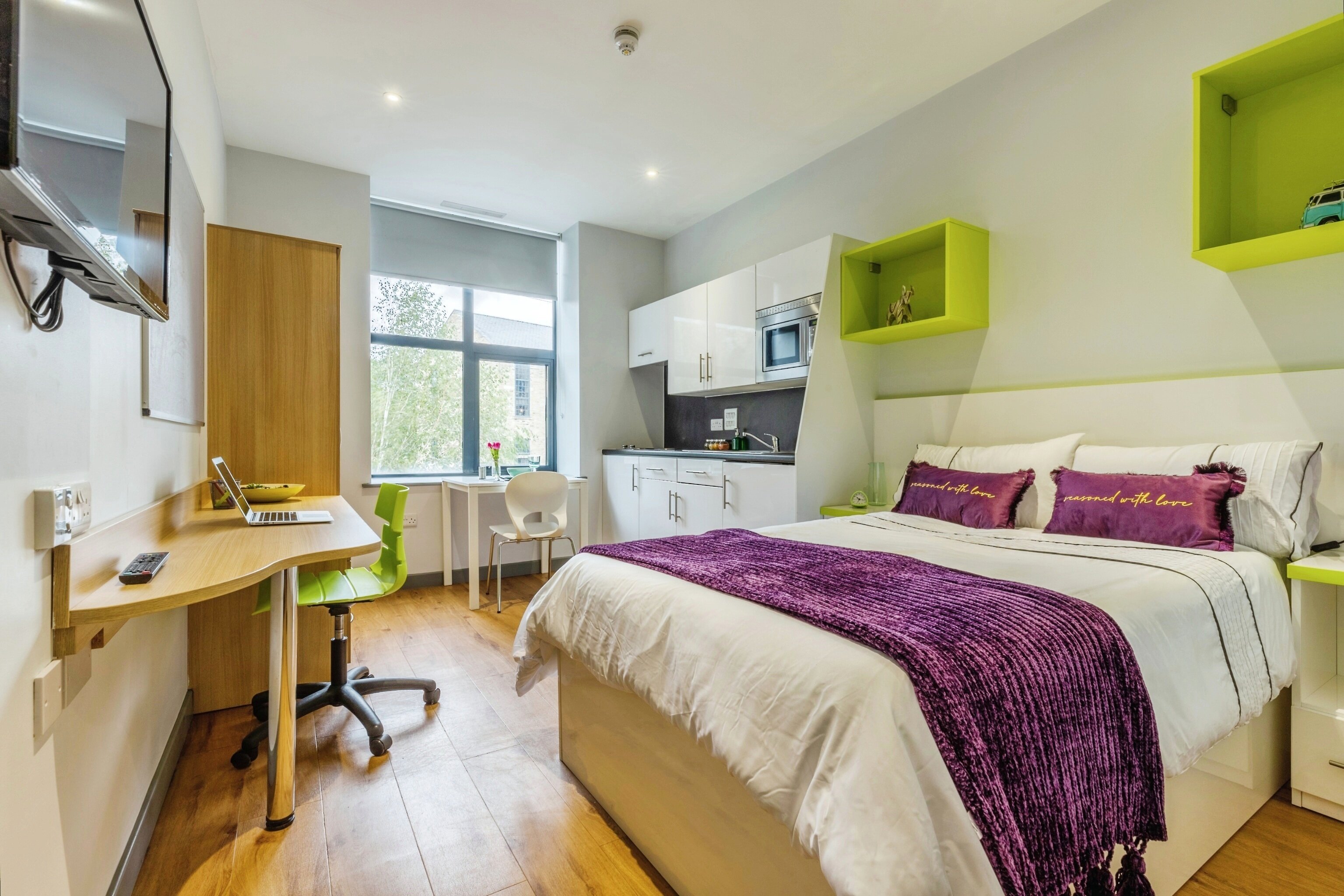 Executive Plus Studio 76