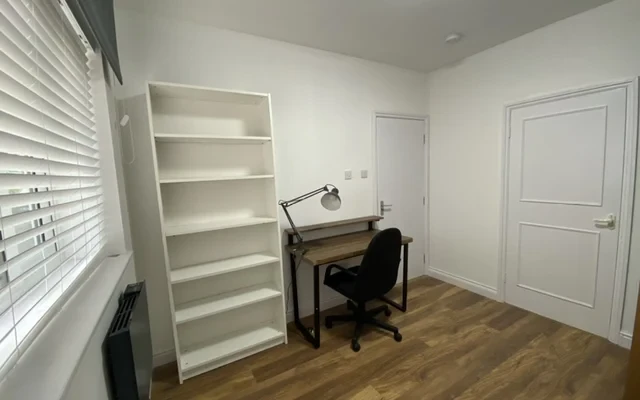 Shared Place·1B1B···3 Station Approach, Stoneleigh, Epsom KT19 0QZ, UK 4