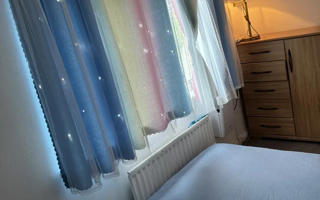 Hi!  I rent a lovely double room that is available for rent in Thamesmead.  The room is for single occupancy only, no couples.  **All bills are included** nothing extra to pay.  Great transport l 1