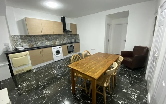 Shared Place·1B1B···3 Station Approach, Stoneleigh, Epsom KT19 0QZ, UK 0