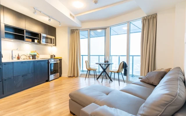 Bmo field & lakeview condo 0