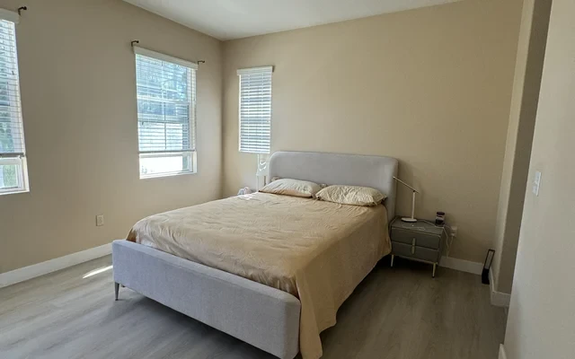 尔湾2b2.5b condo 带2车位车库和drive way 4