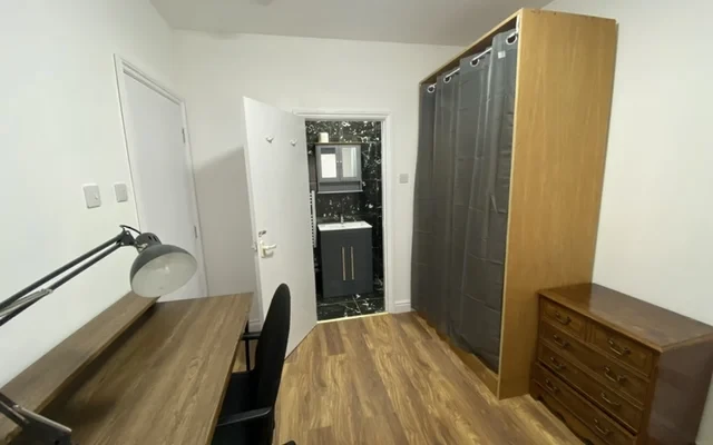 Shared Place·1B1B···3 Station Approach, Stoneleigh, Epsom KT19 0QZ, UK 3