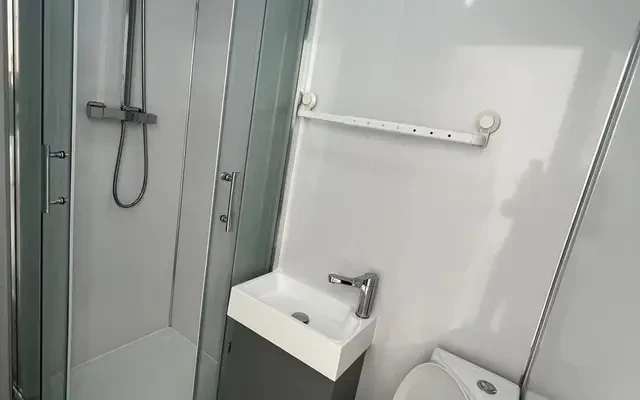 伦敦一区en-suite room in 6 person house 0