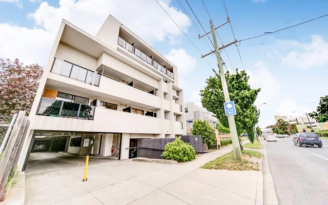 484 Elgar Road 0
