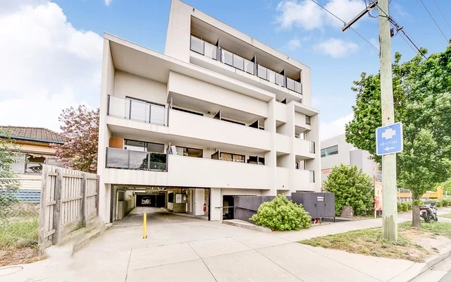 484 Elgar Road 1