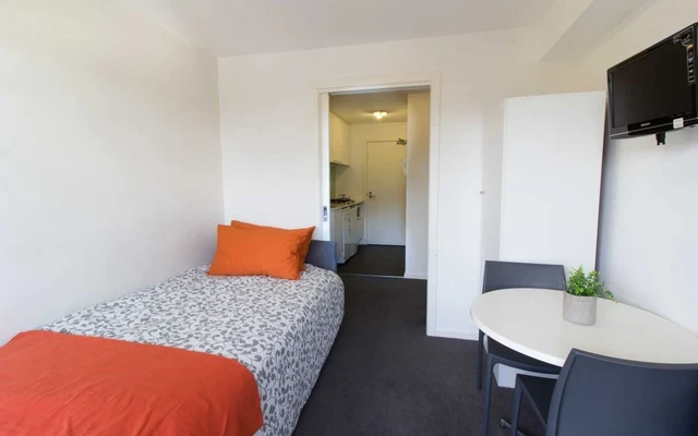 484 Elgar Road 2