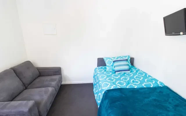 484 Elgar Road 3