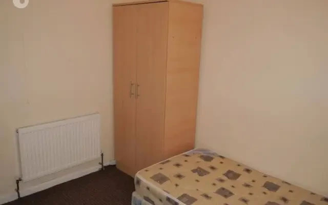 3 bedroom apartment near University of Bradford 2