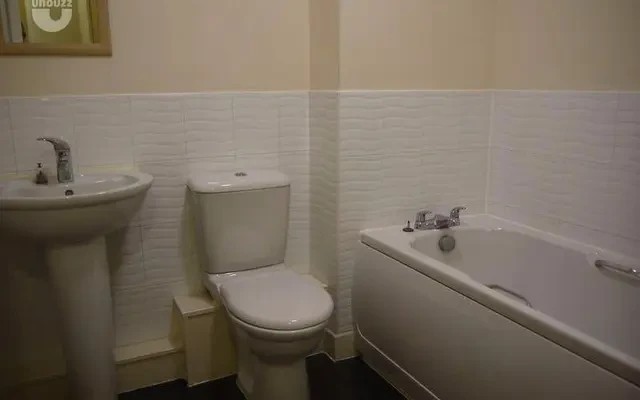 2 bedroom apartment near University of Bradford 3