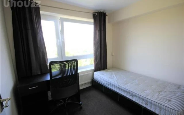 3 bedroom house close to University of Brighton 2