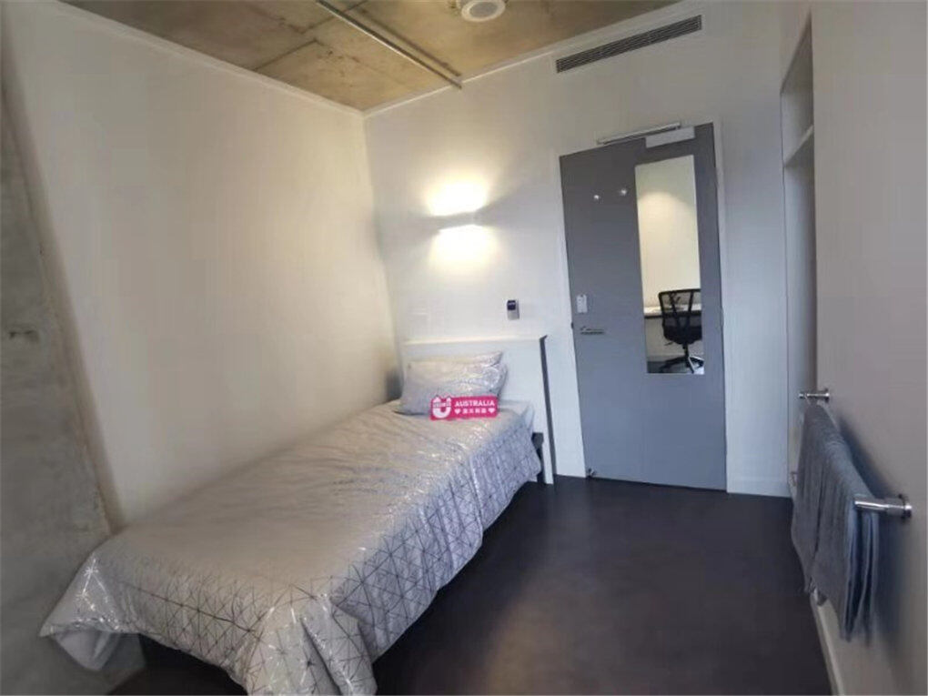 Standard Room in 5-Bed Apartment